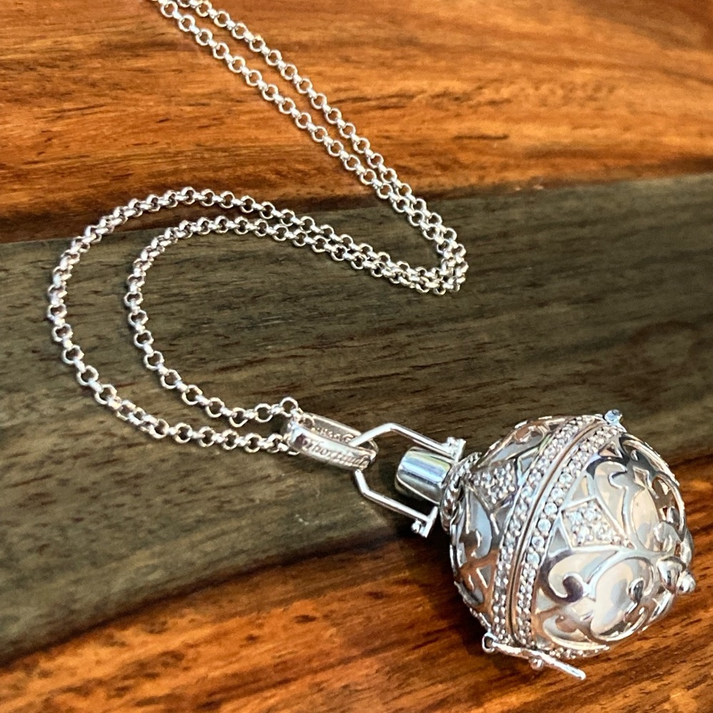 Thortiuda Lg Angel Whisperer w/CZs & 35.4” Anchor Chain, Sterling, White Chime